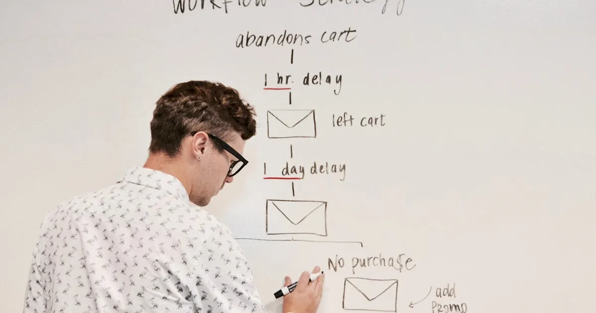 Consultant SEO analysant les résultats de recherche sur un tableau blanc